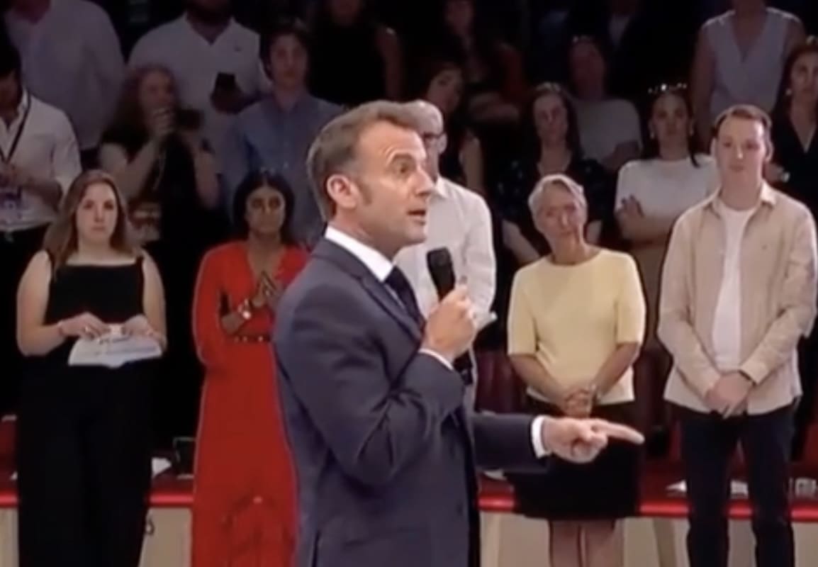 You are currently viewing Emmanuel Macron s&rsquo;invite aux dix ans des Jeunes avec Macron et rend hommage aux forces de sécurité