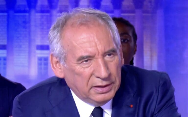 Lire la suite à propos de l’article Iran : François Bayrou appelle Théhéran à « ne pas persécuter des innocents » après l’arrestation de Lennart Monterlos