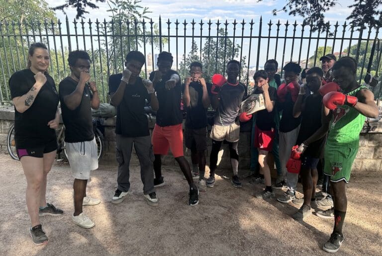 Lire la suite à propos de l’article Lyon : La Boxe populaire Croix Rousse au campement des Chartreux avec Marion Montanari championne multi-boxe