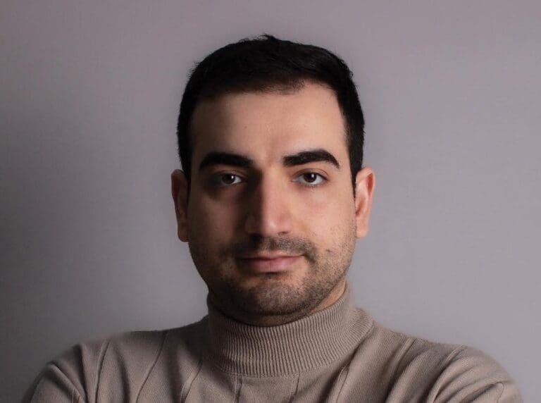 Lire la suite à propos de l’article Muhammed Aksac : la voix singulière d’un poète d&rsquo;origine kurde entre amour, mémoire et engagement