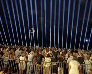 Lire la suite à propos de l’article Nice : 86 faisceaux lumineux projetés dans le ciel n hommage aux victimes des attentats du 14-Juillet 2016