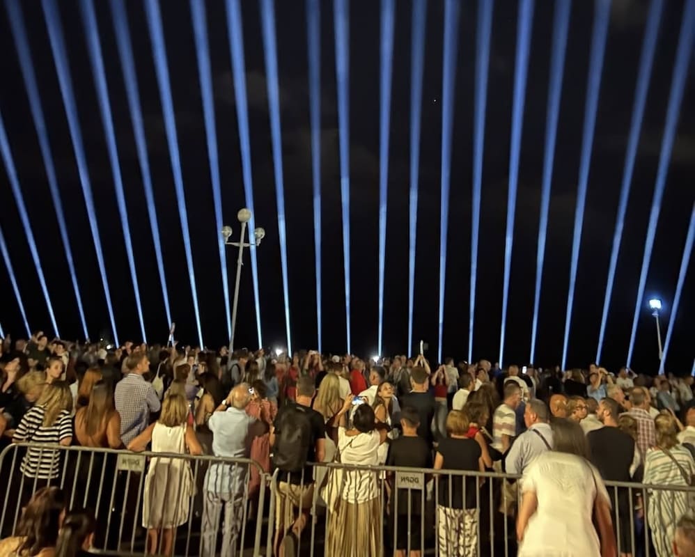 You are currently viewing Nice : 86 faisceaux lumineux projetés dans le ciel n hommage aux victimes des attentats du 14-Juillet 2016