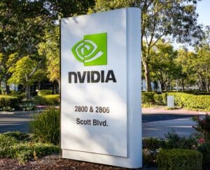 Lire la suite à propos de l’article Nvidia : première entreprise de l’histoire à atteindre 4.000 milliards de dollars de valorisation