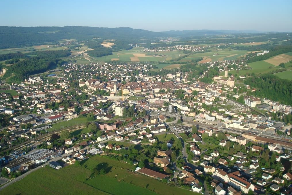 You are currently viewing Suisse : la piscine de Porrentruy interdit les non-résidents et déclenche une polémique transfrontalière