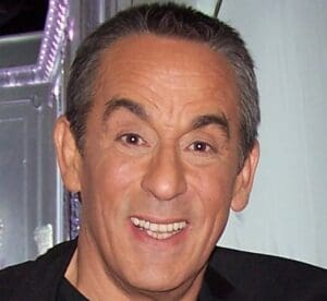 Lire la suite à propos de l’article Thierry Ardisson : mort de l’homme en noir, provocateur génial et monument de la télévision française