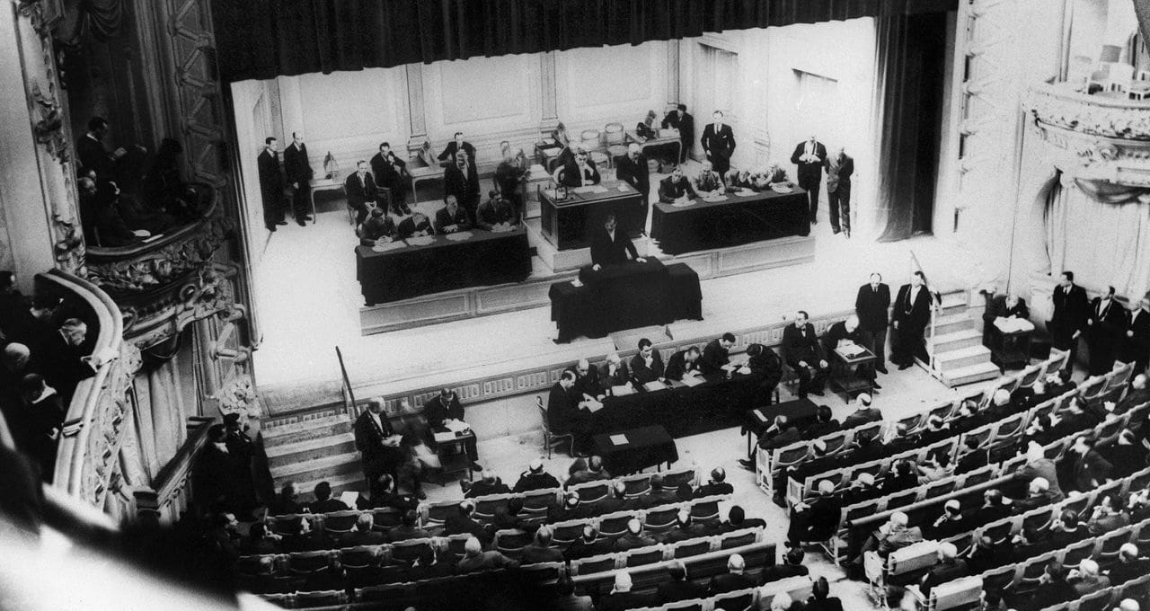 You are currently viewing Vote du 10 juillet 1940 : comment l’Assemblée nationale a remis les pleins pouvoirs à Philippe Pétain