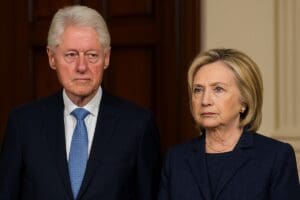 Lire la suite à propos de l’article Affaire Epstein : Bill et Hillary Clinton assignés à comparaître devant le Congrès américain
