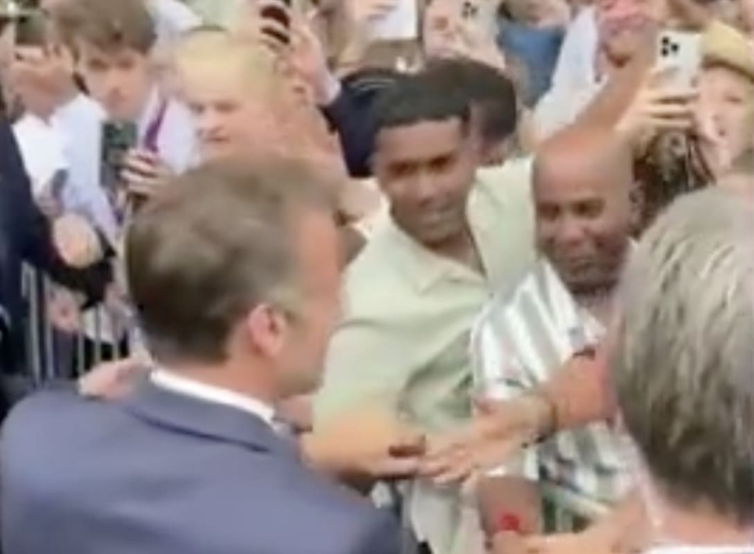 You are currently viewing Emmanuel Macron a-t-il payé 500 figurants pour l’acclamer lors des festivités du 14 Juillet ? 