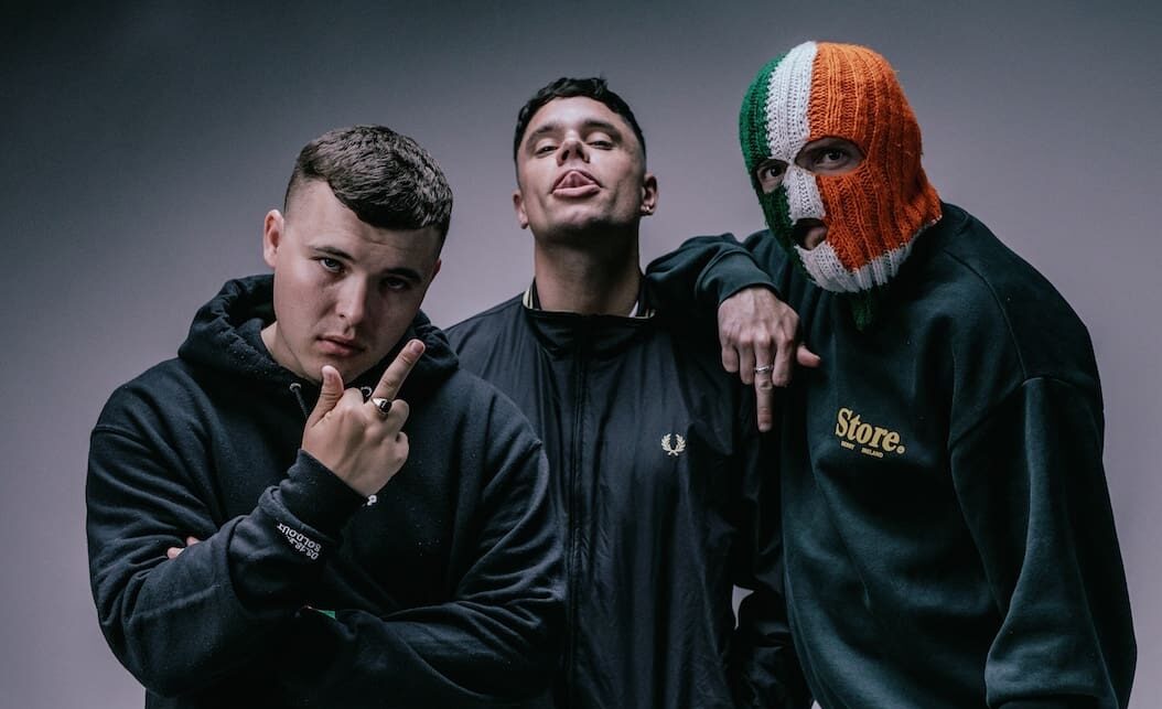 You are currently viewing Kneecap à Rock en Seine : le Crif dénonce un « festival de la honte » et exige la déprogrammation du trio