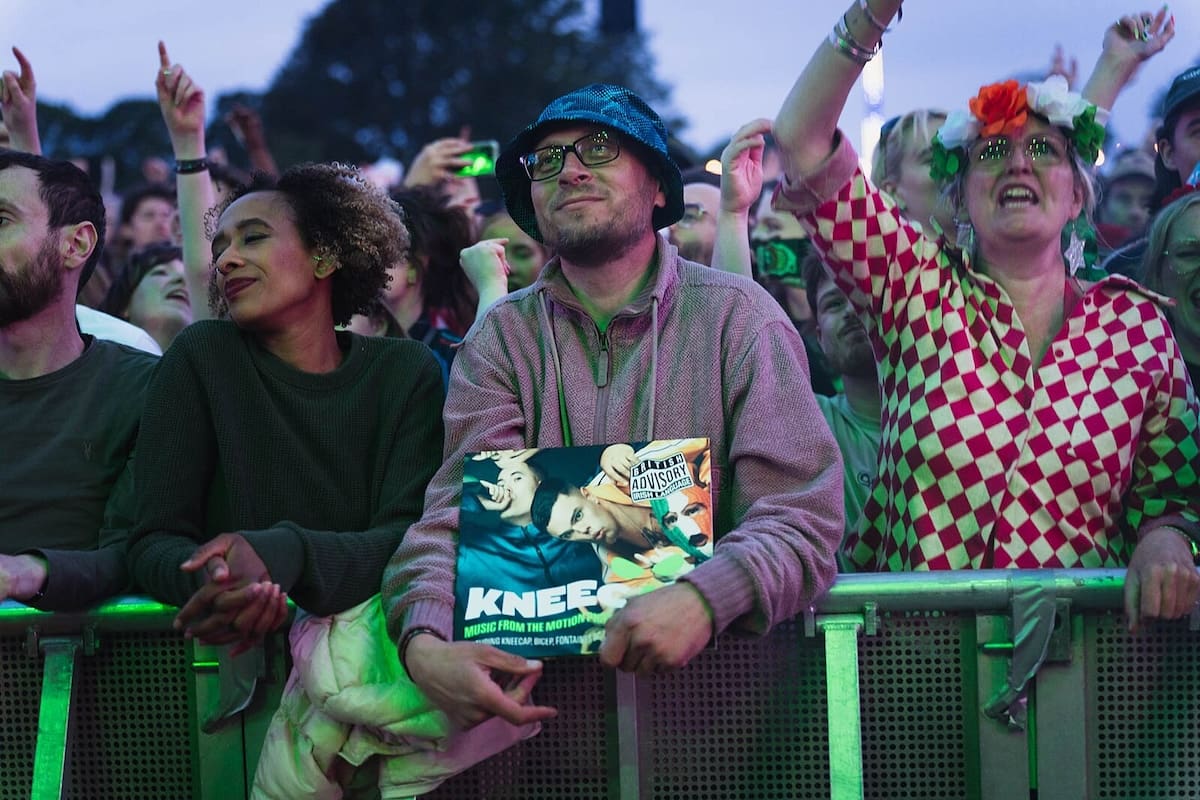You are currently viewing Kneecap à Rock en Seine : une scène musicale transformée en tribune politique pour Gaza
