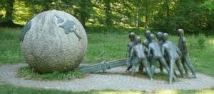 Lire la suite à propos de l’article Lyon : Retour sur  la sculpture de Xavier de Fraissinette érigée lors du G7 de 1996