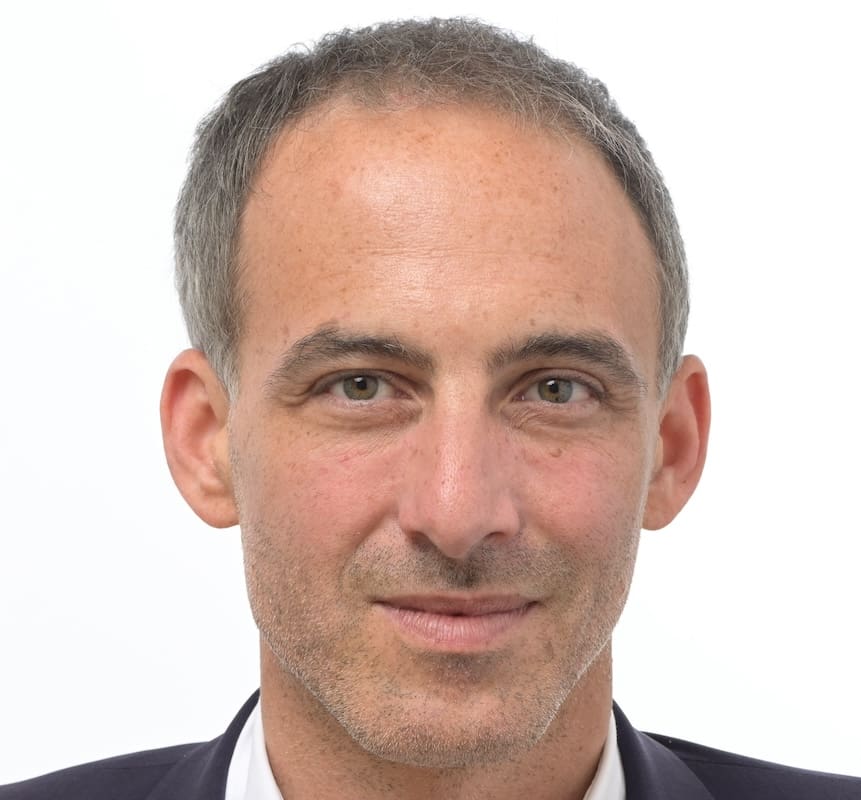 You are currently viewing Mouvement du 10 septembre : Raphaël Glucksmann choisit la stabilité, isolé au sein de la gauche