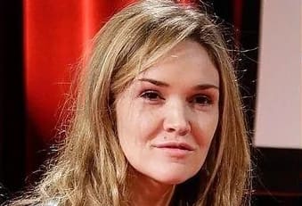 Lire la suite à propos de l’article Renseignement américain : Tulsi Gabbard recrute Amaryllis Fox Kennedy, espionne du clan Kennedy