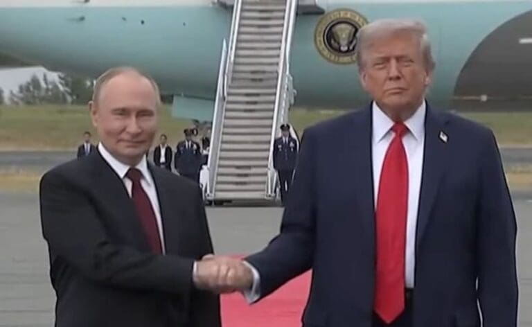 Lire la suite à propos de l’article Sommet Trump-Poutine : une journaliste interpelle Poutine sur les civils ukrainiens