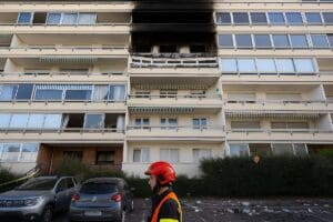 Lire la suite à propos de l’article Vénissieux : une explosion dans un immeuble fait un mort et 18 blessés
