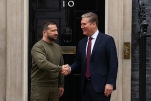 Lire la suite à propos de l’article Zelensky–Starmer : rendez-vous stratégique avant le sommet de l’Alaska