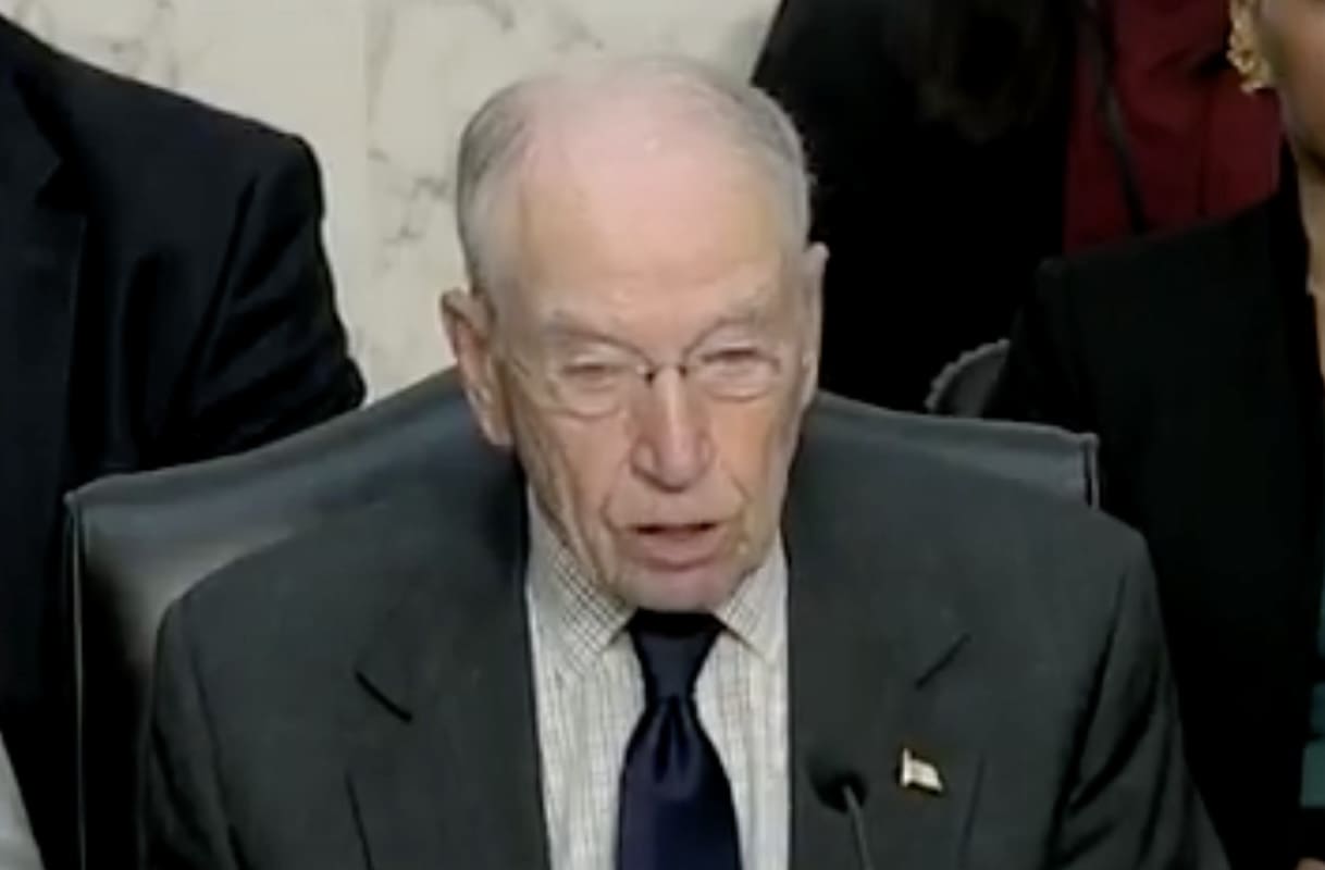 You are currently viewing Arctic Frost : un lanceur d’alerte du FBI révèle un projet visant 92 personnalités et groupes républicains