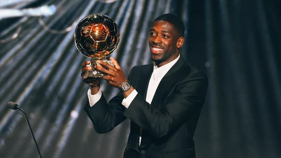 You are currently viewing Ballon d’Or 2025 : le sacre d’Ousmane Dembélé enflamme la planète football