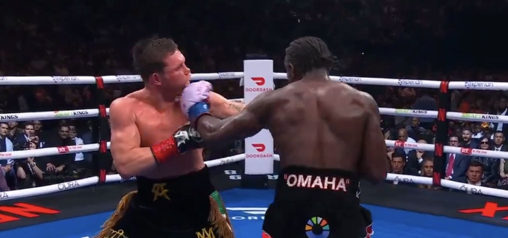 You are currently viewing Boxe  : Terence Crawford remporte une victoire historique contre « Canelo » Alvarez