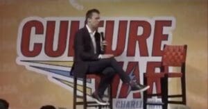 Lire la suite à propos de l’article Charlie Kirk accusé d’homophobie : un échange public éclaire la position qu&rsquo;il défendait