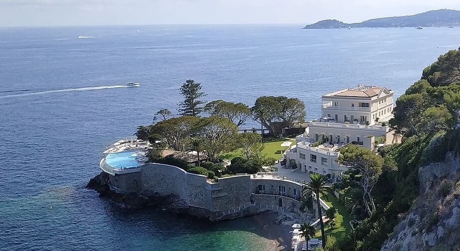 You are currently viewing Èze : Bernard Arnault achète l’hôtel Cap Estel pour 200 millions d’euros