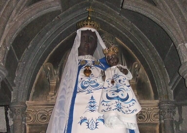 Lire la suite à propos de l’article Guingamp : une statue de la Vierge Marie incendiée en pleine messe