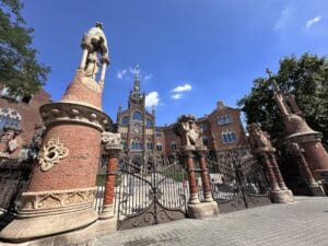 Lire la suite à propos de l’article Hospital de Sant Pau à Barcelone : de la charité médiévale au laboratoire des Objectifs de développement durable