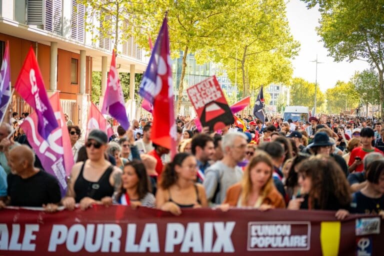 Lire la suite à propos de l’article Lyon : manifestation massive du 18 septembre, affrontements et blessés au cœur de la mobilisation