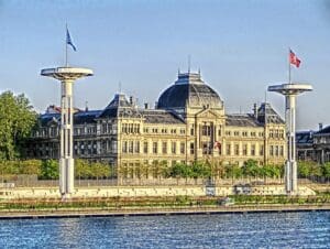 Lire la suite à propos de l’article Lyon : un adolescent de 16 ans grièvement blessé dans une attaque au couteau devant la piscine du Rhône