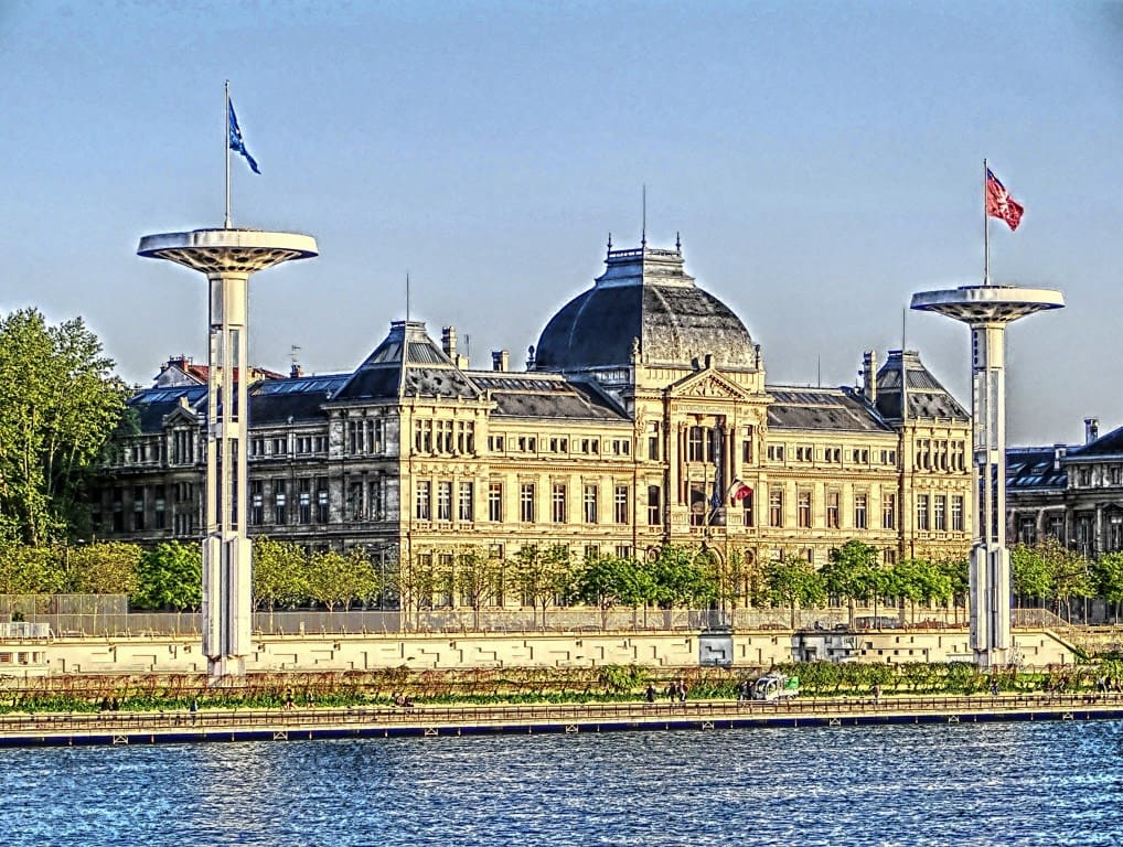 You are currently viewing Lyon : un adolescent de 16 ans grièvement blessé dans une attaque au couteau devant la piscine du Rhône