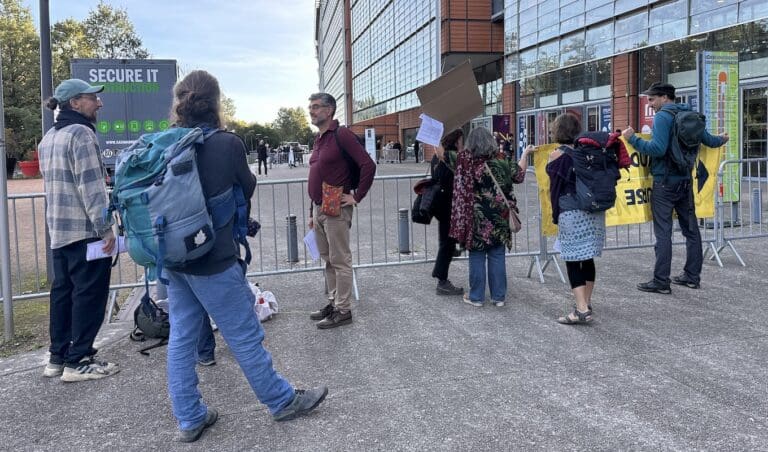 Lire la suite à propos de l’article Sido Lyon 2025 : un collectif écologiste et anti-armement manifeste devant le salon dédié aux nouvelles technologies