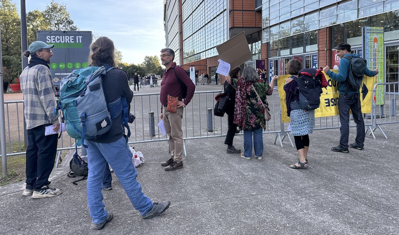You are currently viewing Sido Lyon 2025 : un collectif écologiste et anti-armement manifeste devant le salon dédié aux nouvelles technologies
