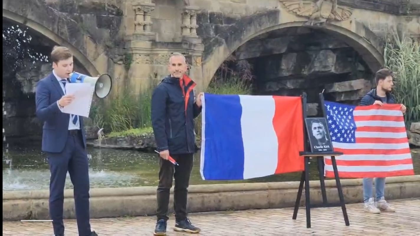 You are currently viewing Metz : hommage rendu à Charlie Kirk par des collectifs de droite aux fontaines de l’Esplanade