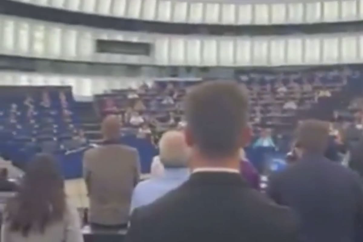 You are currently viewing Meurtre de Charlie Kirk : refus d’hommage au Parlement européen et tensions autour de la mort du militant trumpiste