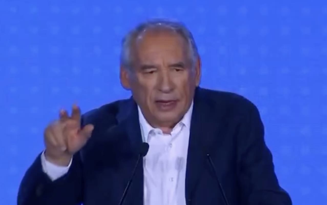 You are currently viewing MoDem : François Bayrou exalte son bilan et apporte son soutien à Sarkozy