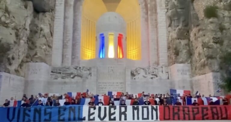 Lire la suite à propos de l’article Nice : rassemblement d’une centaine de militants nationalistes au Monument aux Morts, drapeaux tricolores et Marseillaise géante