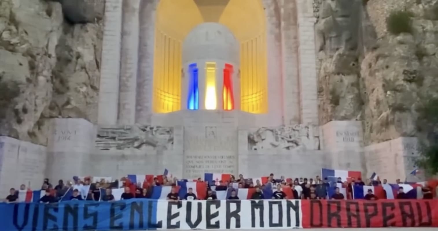 You are currently viewing Nice : rassemblement d’une centaine de militants nationalistes au Monument aux Morts, drapeaux tricolores et Marseillaise géante