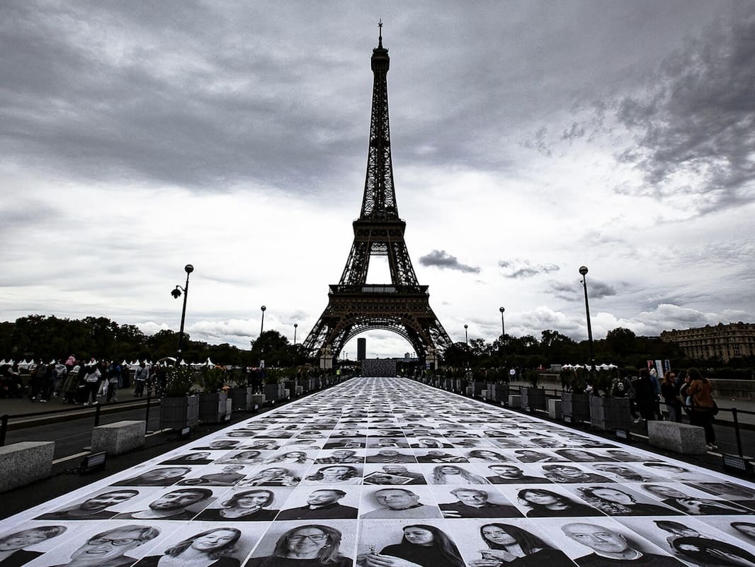 You are currently viewing Paris : une œuvre monumentale de JR sur le pont d’Iéna pour dénoncer les homicides routiers