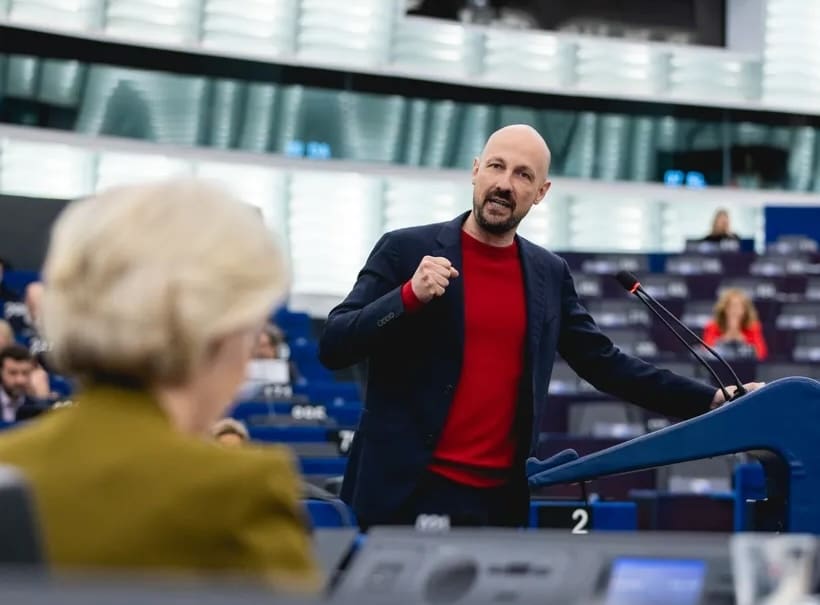You are currently viewing Parlement européen : Marc Botenga accuse Von der Leyen de détourner l’argent public vers l’armement au détriment du social