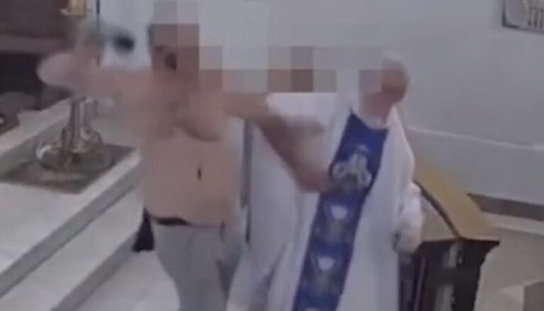 Lire la suite à propos de l’article Pologne : un homme ivre détruit un autel et agresse un prêtre en pleine messe