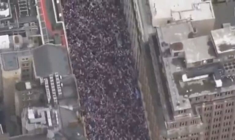 Lire la suite à propos de l’article Londres : 110 000 manifestants répondent à l’appel de Tommy Robinson contre « la submersion migratoire » et pour la liberté d&rsquo;expression