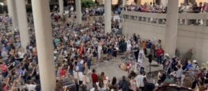 Lire la suite à propos de l’article UTSA : des milliers d’étudiants scandent « Christ est roi » lors de la veillée en hommage à Charlie Kirk