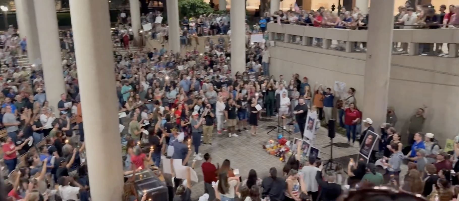 You are currently viewing UTSA : des milliers d’étudiants scandent « Christ est roi » lors de la veillée en hommage à Charlie Kirk