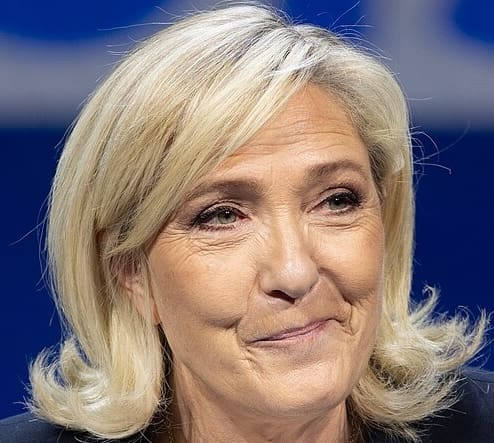 You are currently viewing Sondage législatives : le RN et ses alliés largement en tête, le camp présidentiel décroche