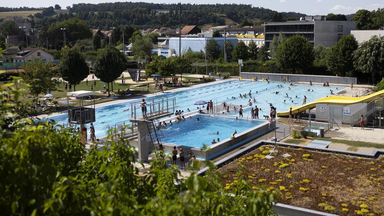 You are currently viewing Suisse : l’interdiction des étrangers dope les abonnements de la Piscine de Porrentruy mais relance la polémique