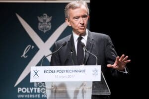 Lire la suite à propos de l’article Taxe Zucman : Bernard Arnault accuse l’économiste de vouloir « mettre à terre l’économie française »