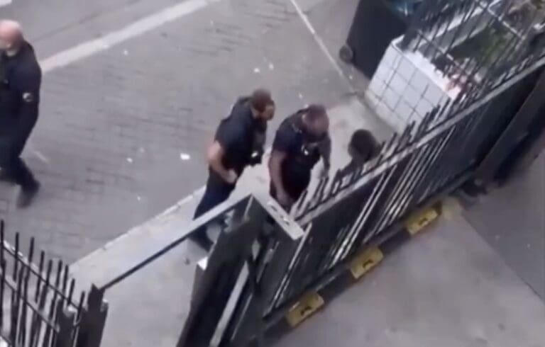 Lire la suite à propos de l’article Violences policières à Saint-Denis : une vidéo d’un policier frappant et crachant sur un jeune indigne la classe politique