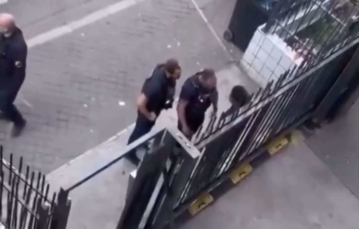 You are currently viewing Violences policières à Saint-Denis : une vidéo d’un policier frappant et crachant sur un jeune indigne la classe politique