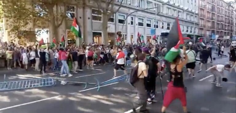 Lire la suite à propos de l’article Vuelta 2025 : la dernière étape annulée après l’intrusion de manifestants pro-palestiniens à Madrid