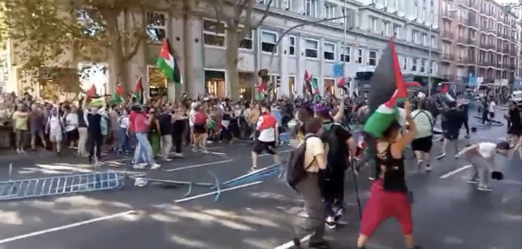You are currently viewing Vuelta 2025 : la dernière étape annulée après l’intrusion de manifestants pro-palestiniens à Madrid